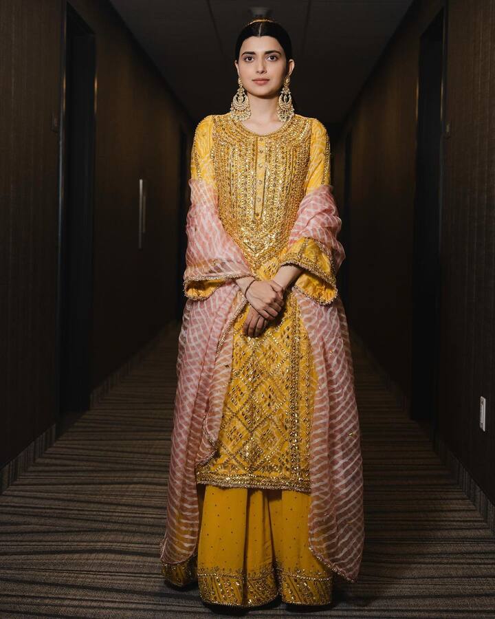 इसके अलावा आप सिंपल और सोबर लुक चाहती हैं तो निम्रत खैरा का ये लुक आपके लिए ही है. एक्ट्रेस अक्सर अपनी तस्वीरों से सोशल मीडिया पर छाई रहती हैं.