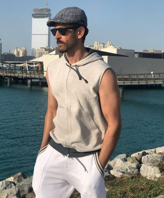 जब ट्रैवलिंग की बात आती है तो टू-पीस स्वेट एकदम परफेक्ट हैं. ऋतिक रोशन अक्सर अपने फैशनेबल लुक के लिए कंफर्टेबल फॉर्मूला अप्लाई करते हैं. लेकिन इस तस्वीर में बेरेट कैप ने उनके लुक को और ट्रेंडी बना दिया है. (इंस्टाग्राम/hrithikroshan)