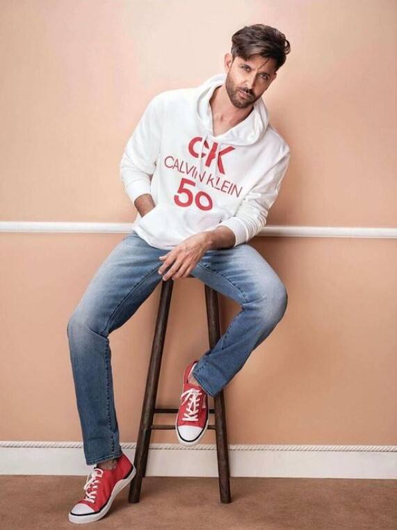 हुडी और डेनिम जींस एक फैशन कॉम्बो है जो कभी भी स्टाइल से बाहर नहीं हो सकता है और यहां ऋतिक रोशन से इसे सिंपलिसिटी के साथ कैरी करने के टिप्स ले सकते हैं. (इंस्टाग्राम/hrithikroshan)