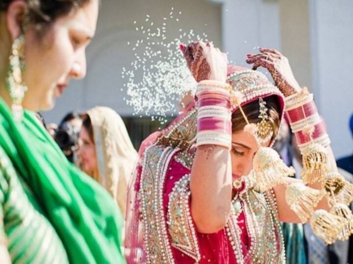 Interesting Facts about wedding rituals why is rice thrown at the time of bride's vidai Interesting Facts: चावल फेंकने की रस्म निभाकर ही क्यों होती है लड़की की विदाई, जानें क्या है शादी के इस रिचुअल की वजह
