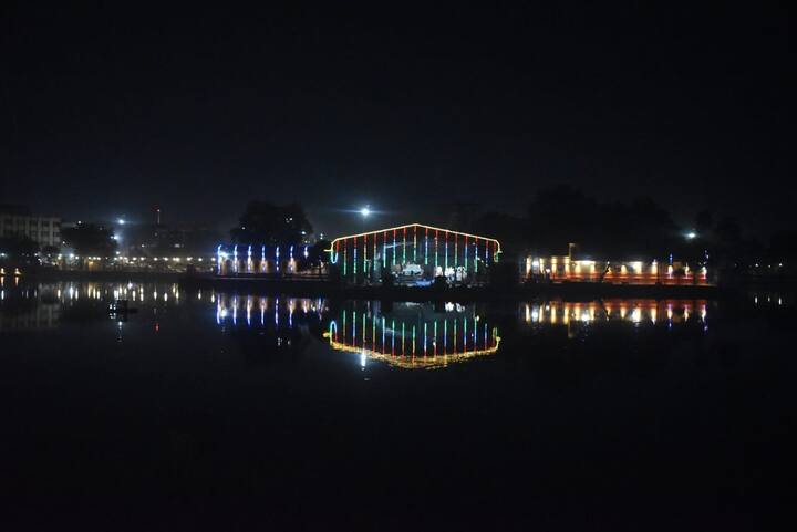 Siddheshwar Maharaj Yatra, Solapur: सोलापूरचे ग्रामदैवत सिद्धेश्वर महाराजांच्या यात्रेला जवळपास 900 वर्षांची परंपरा आहे. यात्रेला केवळ सोलापूरच नाही महाराष्ट्र (Maharashtra), कर्नाटक (Karnataka), आंध्र इत्यादी राज्यातून देखील भाविक घेत असतात.