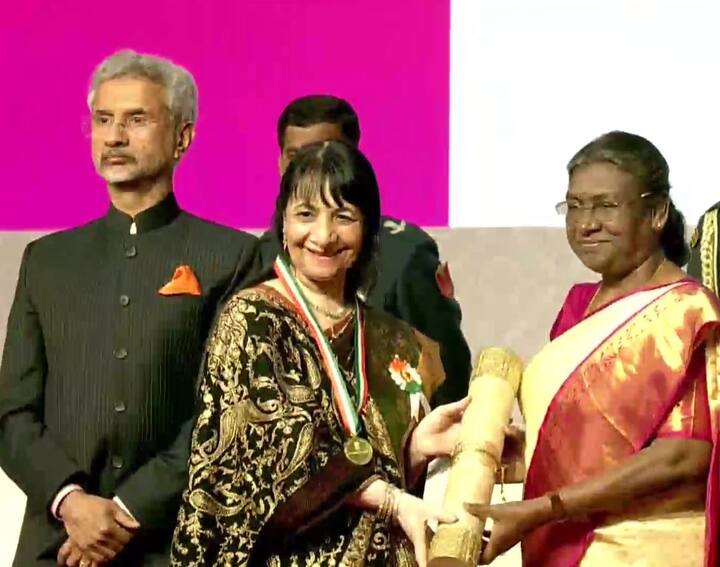 राष्ट्रपति द्रौपदी मुर्मू की मौजूदगी में प्रवासी भारतीय सम्मेलन के समापन कार्यक्रम का आगाज हुआ. इस दौरान विदेश मंत्री एस जयशंकर ने स्वागत भाषण दिया. इसके बाद नागरिक उड्डयन मंत्री ज्योतिरादित्य सिंधिया ने भी प्रवासी भारतीयों को संबोधित किया. बता दें कि तीन दिवसीय प्रवासी भारतीय सम्मेलन का यह तीसरा और आखिरी सत्र है.