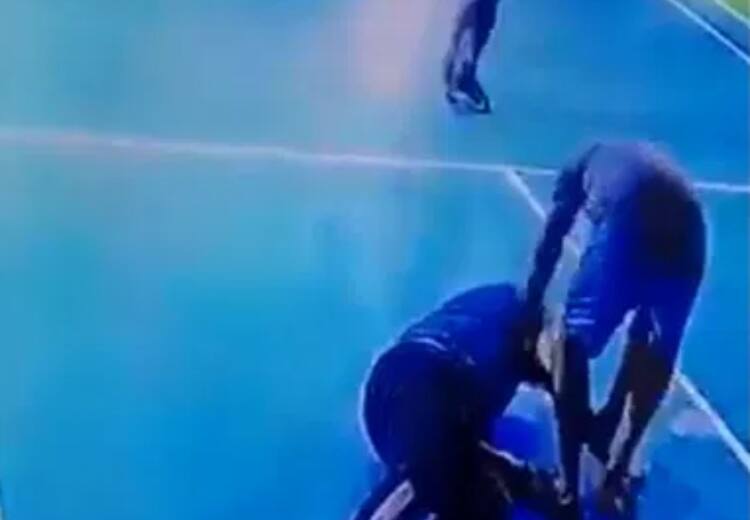 Player dies of heart attack while playing badminton video captured on camera Watch: बैडमिंटन खेलते हुए हार्ट अटैक से खिलाड़ी की मौत, कैमरे में कैद हुआ वीडियो