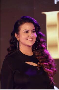 Amruta Fadnavis : बॅंकर ते गायिका, वाचा अमृता फडणवीस यांचा प्रवास