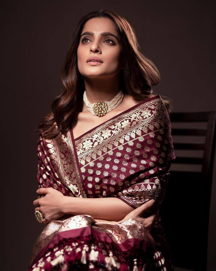 ट्रेडिशनल लूकमधील फोटो प्रियानं शेअर केले आहेत. (Priya Bapat/instagram)