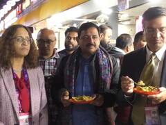 जिम्बाब्वे के कामर्स व उद्योग मंत्रालय से डिप्टी मिनिस्टर इंदौर पहुंचे, 56 दुकान पर भारतीय व्यंजनों का उठाया लुत्फ