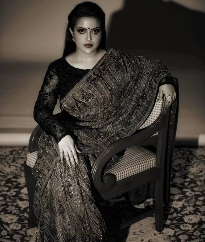 अमृता फडणवीस सिंगिंग और बैंकिंग मैनेजमेंट के साथ-साथ मॉडलिंग भी करती हैं. उनका फैशन और स्टाइल देखते ही बनता है. अमृता फडणवीस के फैंस भी लाखों में है, जो उन्हें बेहद सपोर्ट करते हैं.