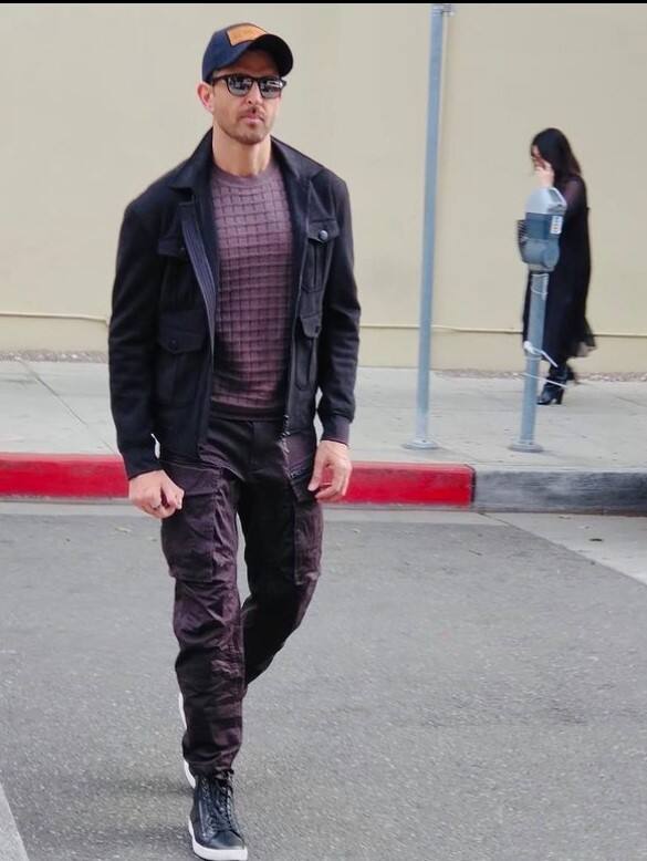 यहां, ऋतिक रोशन एक ट्रेंडी टी-शर्ट में डैशिंग लग रहे हैं, जिसे एक प्लेन-बैक जैकेट और कंफर्टेबल कार्गो पैंट के साथ पेयर किया गया है. ब्लैक स्नीकर्स, एक कैप और ट्रेंडी सनग्लासेस उनके लुक को कंपलीट कर रहे हैं. (इंस्टाग्राम/hrithikroshan)