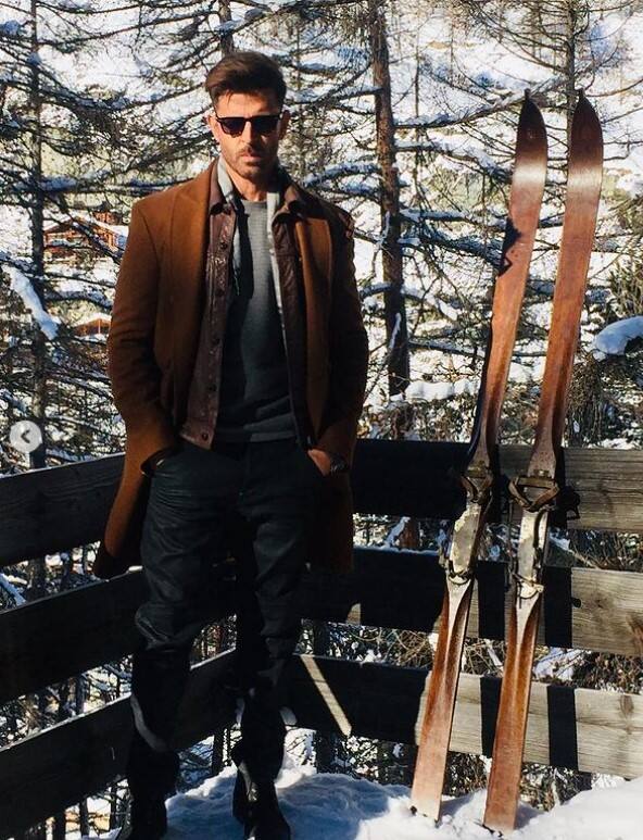 इस तस्वीर में ऋतिक विंटर वाइब्स देते नजर आ रहे हैं. अगर आप भी अपने वार्डरोब में विंटर आउटफिट ऐड करने की सोच रहे है तो ऋतिक के इस लुक से इंस्पीरेशन ले सकते हैं. यकीन मानिए तारीफ ही मिलेगी. (इंस्टाग्राम/hrithikroshan)