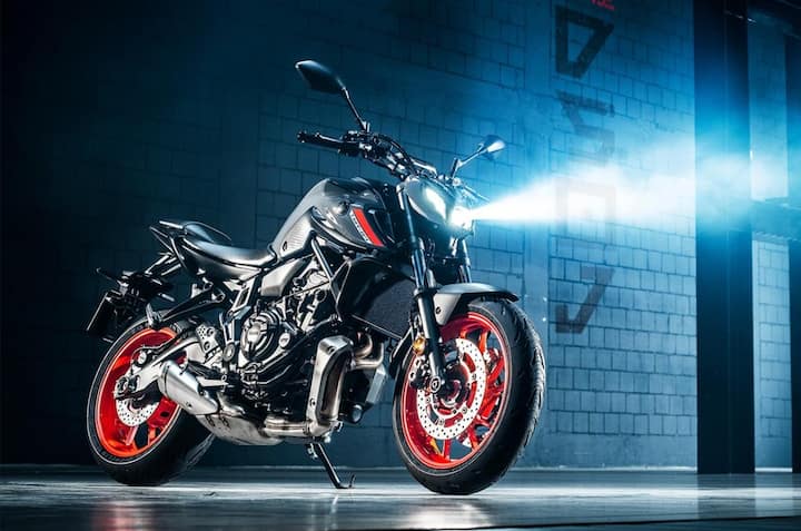 दोपहिया वाहन निर्माता कंपनी यामाहा अपनी स्पोर्टी बाइक यामाहा एमटी07 को लॉन्च कर सकती है. इस बाइक में 689 सीसी वाला इंजन देखने को मिल सकता है, जो इसे 73.4hp की पावर और 67nm का पीक टॉर्क देने में सक्षम होगा. इस बाइक की कीमत 7.5 लाख रुपये के आसपास हो सकती है.