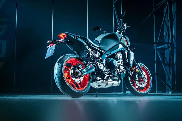 ऑटो एक्सपो में यामाहा अपनी एक और बाइक यामाहा एमटी 09 स्पोर्ट बाइक को भी लॉन्च करने की तैयारी में है. 889 सीसी की ये बाइक 119 hp की पावर और 93 NM का टॉर्क जेनरेट करने में सक्षम होगी. इस बाइक कीमत 11.50 लाख रुपये के आसपास रखी जा सकती है.