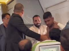 విమానంలో ఇద్దరు వ్యక్తుల మధ్య గొడవ - చొక్కాలు తీసి మరీ కొట్టుకున్నారు!