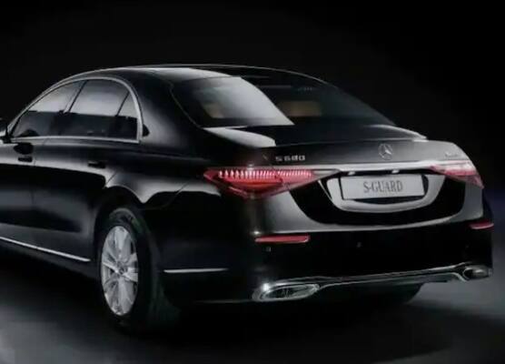 ਜਰਮਨੀ ਦੇ ਚਾਂਸਲਰ ਓਲਾਫ ਸਕੋਲਜ਼ ਮਰਸਡੀਜ਼ S680 ਗਾਰਡ ਵਿੱਚ ਗੱਡੀ ਚਲਾ ਰਹੇ ਹਨ। ਸਾਬਕਾ ਜਰਮਨ ਚਾਂਸਲਰ ਐਂਜੇਲਾ ਮਾਰਕੇਲ ਕੋਲ ਆਪਣੀ ਅਧਿਕਾਰਤ ਕਾਰ ਵਜੋਂ 435 ਐਚਪੀ ਔਡੀ ਏ8 ਐਲ ਗਾਰਡ ਸੀ ਪਰ ਸਕੋਲਜ਼ ਮਰਸਡੀਜ਼ ਐਸ 680 ਗਾਰਡ ਲਿਮੋਜ਼ਿਨ ਨੂੰ ਤਰਜੀਹ ਦਿੰਦੀ ਹੈ। ਕਾਰ ਅਸਾਲਟ ਰਾਈਫਲਾਂ ਦੇ ਨਾਲ-ਨਾਲ ਧਮਾਕਿਆਂ ਦੀਆਂ ਗੋਲੀਆਂ ਦਾ ਸਾਮ੍ਹਣਾ ਕਰ ਸਕਦੀ ਹੈ।