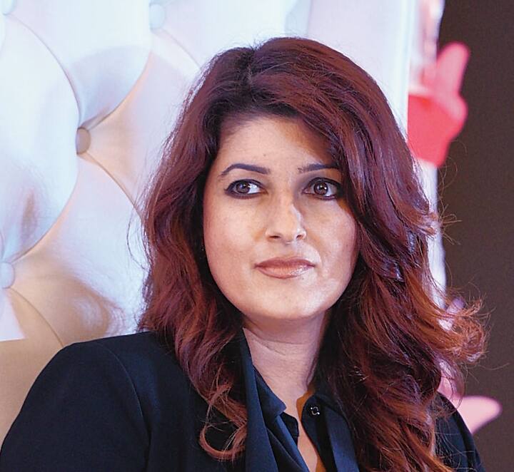 Twinkle Khanna Pics: અભિનેતા અક્ષય કુમારની પત્ની ટ્વિંકલ ખન્ના ફ્લોપ કરિયર પછી પણ વૈભવી જીવન જીવે છે. અભિનેત્રી સોશિયલ મીડિયા પર ઘણી એક્ટિવ રહે છે. જ્યાં તે પોતાની દરેક અપડેટ ફેન્સ સાથે શેર કરે છે.