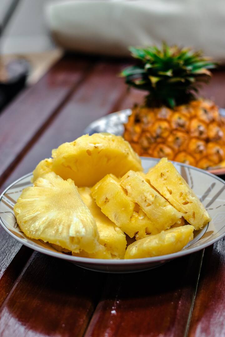 त्याचा रस हृदयाचे आरोग्य आणि काही प्रकारच्या कर्करोगापासून संरक्षण करण्यासाठी उपयुक्त आहे. संशोधनानुसार अननसाच्या रसाचे कोणते फायदे आहेत ते जाणून घेऊया.