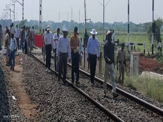 மதுரை: புதிய மின்மய இரட்டைப் பாதையில் ரயில்வே அதிகாரிகள் ஆய்வு