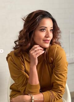 Monalisa: 40 ਸਾਲ ਦੀ ਉਮਰ 'ਚ ਵੀ ਨਹੀਂ ਰੁਕ ਰਹੀ ਮੋਨਾਲੀਸਾ ਦੀ ਬੋਲਡਨੈੱਸ, ਸ਼ਾਰਟ ਡਰੈੱਸ 'ਚ ਦਿੱਤੇ ਸਿਜ਼ਲਿੰਗ ਪੋਜ਼