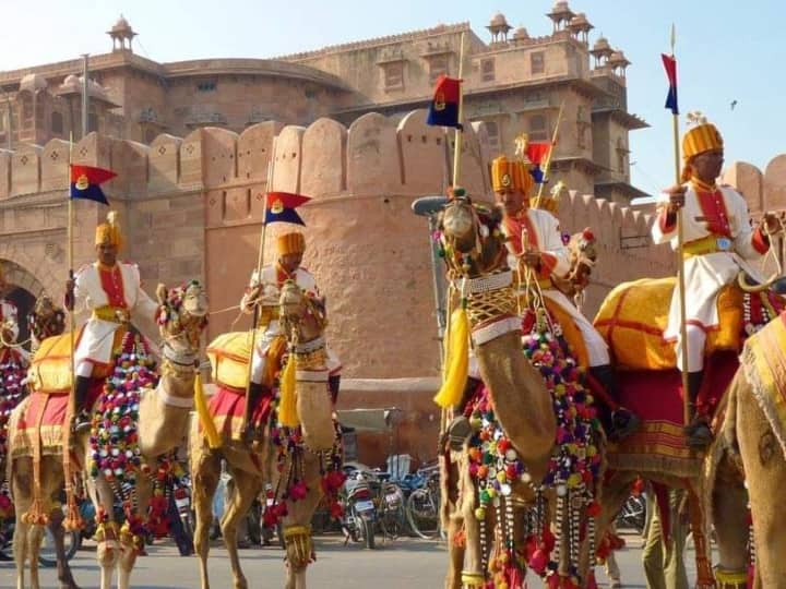 Rajasthan Camel Festival in Bikaner from January 13 to 15 owners decorating camels with beautiful payal and Garland ann Bikaner: बीकानेर में होने जा रहा 'ऊंट फेस्टिवल', कैमल को सजाकर तैयार करने में जुटे मालिक