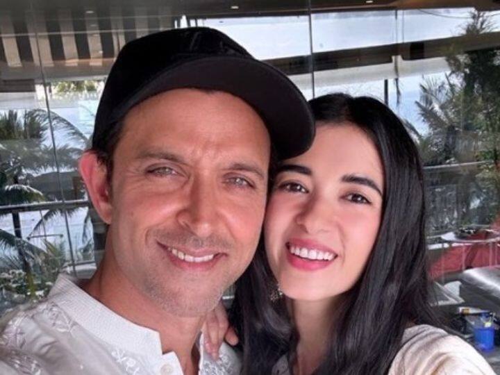 हिंदी सिनेमा के मशहूर एक्टर ऋतिक रोशन आज अपना 49वां वर्थडे सेलिब्रेट कर रहे हैं. इस बीच ऋतिक की गर्लफ्रेंड सबा आजाद की चर्चा तो होनी बनती है.