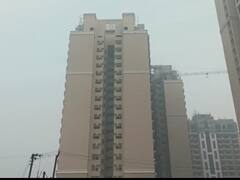 ग्रेटर नोएडा में इमारत में लगी टेंपरेरी लिफ्ट हटाने के दौरान हादसा, पूरी लिफ्ट भरभरा कर गिरी, एक की मौत