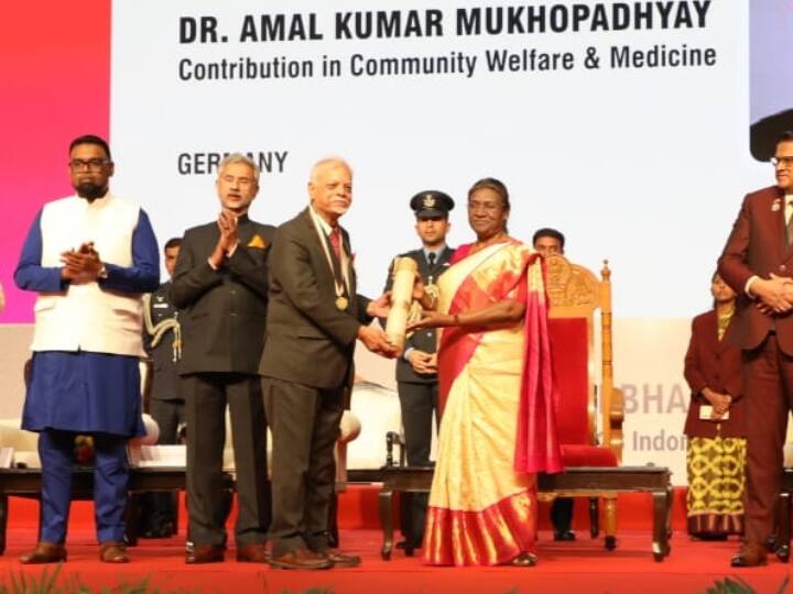Indore President Droupadi Murmu honored 27 overseas Indians in Pravasi Bharatiya Divas 2023 ann Indore: 27 प्रवासी भारतीयों को राष्ट्रपित मुर्मू ने किया सम्मानित, कहा- 'भारत दुनिया के साथ मिलकर काम कर रहा'