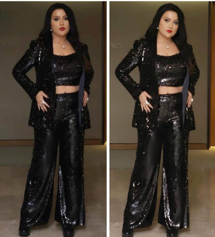 महाराष्ट्र के डिप्टी CM देवेंद्र फडणवीस (Devendra fadnavis) की पत्नी अमृता फडणवीस (Amruta Fadnavis) सोशल मीडिया पर काफी एक्टिव रहती हैं. हाल ही में उन्होंने एक से बढ़कर एक कई तस्वीरें इंस्टाग्राम पर शेयर की हैं, जो तेजी से वायरल हो रही हैं. अमृता फडणवीस अपने नए डांस वीडियो को लेकर भी इन दिनों सुर्खियों में हैं. अमृता फडणवीस का नया डांस वीडियो ‘मूड बनालेया’ इंटरनेट पर छाया हुआ है. खास बात ये है कि न्होंने खुद के गाने पर डांस करते हुए एक वीडियो शेयर किया और ट्विटर पर लोगों से चैलेंज में हिस्सा लेने और अपने डांस मूव्स शेयर करने की रिक्वेस्ट भी की है.