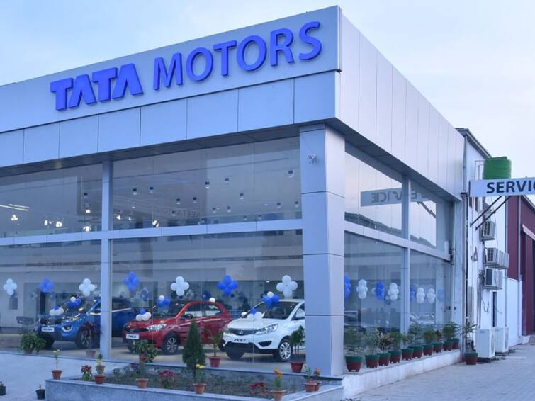 Shares of Tata Motors rallies 6 percent as JLR wholesales jump 15 percent YoY in December quarter, check details Tata Motors Shares: వీక్‌ మార్కెట్‌లోనూ టాటా మోటార్స్‌ టాప్‌ గేర్‌, హెల్ప్‌ చేసిన JLR సేల్స్‌