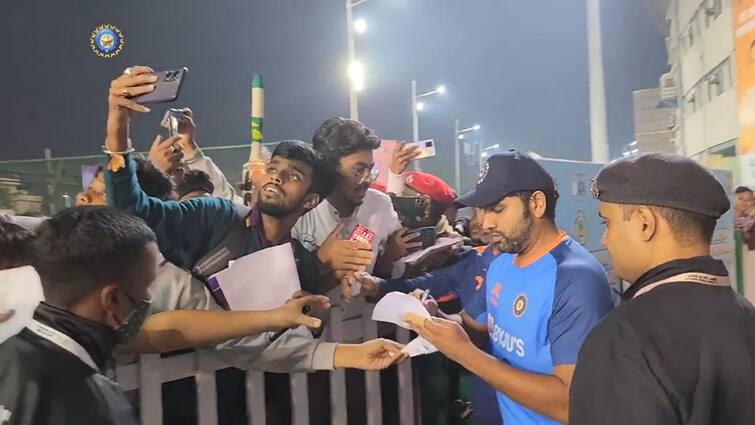 IND vs SL 1st ODI: Young fan overwhelmed seeing Indian captain Rohit Sharma, watch video IND vs SL 1st ODI: রোহিতকে সামনে দেখে আবেগাপ্লুত অনুরাগী, নিজের আচরণে মন জিতলেন ভারতীয় অধিনায়ক