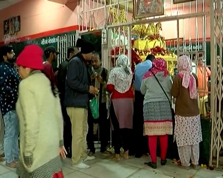 અમદાવાદમાં લાલ દરવાજા પાસે આવેલા ગણપતિ મંદિરમાં પણ પૂજા અર્ચનાનો વિશેષ માહોલ રચાય છે.