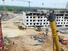 Photos: तबाह हो चुके मारियुपोल में रूस ने शुरू किया रिकंस्ट्रक्शन, बम धमाकों ने कर दी थी ऐसी हालत