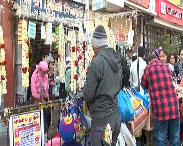 દાંડિયા બજારના મુખ્ય રસ્તા પર આવેલા મંદિર બહાર પણ ફૂલ ગુલાબ અને પૂજાની સામગ્રી વેચવા પણ અનેક વેપારીઓ પહોંચે છે