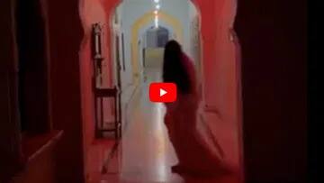 Viral Video: ਰਾਜਸਥਾਨ ਦੀ ਇਸ ਹਵੇਲੀ 'ਚ ਘੁੰਮ ਰਹੀ 'ਮੰਜੁਲਿਕਾ'! VIDEO ਦੇਖ ਕੇ ਰੋ ਪਏ ਲੋਕ Manjulika in Nikes Netizens react to viral hilarious video of woman spooking people at Bharatpur Haveli watch video Viral Video: ਰਾਜਸਥਾਨ ਦੀ ਇਸ ਹਵੇਲੀ 'ਚ ਘੁੰਮ ਰਹੀ 'ਮੰਜੁਲਿਕਾ'! VIDEO ਦੇਖ ਕੇ ਰੋ ਪਏ ਲੋਕ