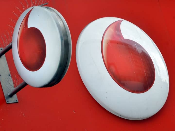 Vodafone Group Sells Hungarian unit to 4iG and Hungarian state Vodafone Sell Unit: भारी कर्ज चुकाने के लिए वोडाफोन बेचेगी अपनी यूनिट, 1.8 अरब डॉलर में होगी डील! 