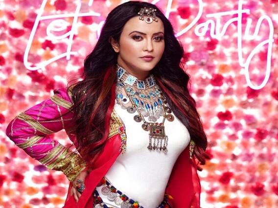 Singer Amruta Fadnavis shares hook step challenge for her latest track ‘Mood Banaleya’ મહારાષ્ટ્રના ડેપ્યુટી CM દેવેન્દ્ર ફડણવીસની પત્ની અમૃતાએ ગીત 'મૂડ બનાલિયા' પર આપી ડાન્સ ચેલેન્જ, મૂવ્સ જોઈને ચાહકો આવાક