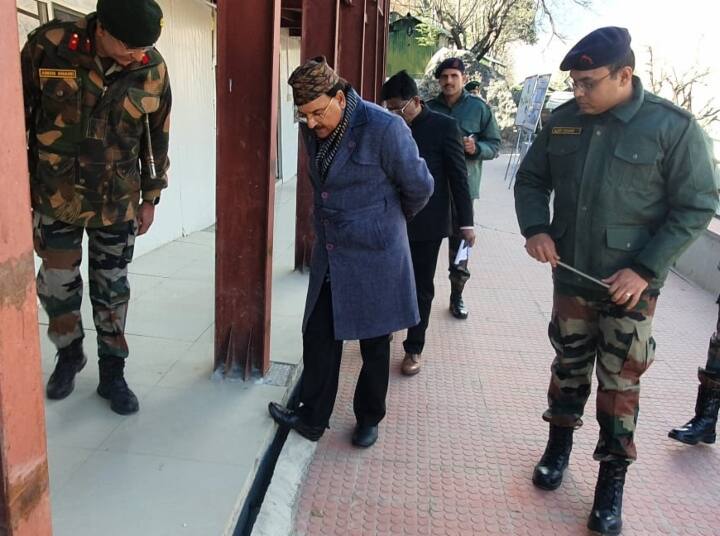Joshimath Land Subsidence: रक्षा राज्यमंत्री अजय भट्ट आज जोशीमठ के हालात का निरीक्षण करने पहुंचे, जहां उन्होंने प्रशासनिक अधिकारियों से मुलाकात की. इसके बाद उन्होंने आर्मी बेस कैंप का भी दौरा किया.
