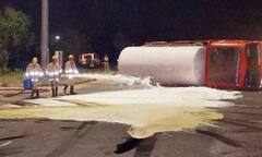 திருச்சியில் ஆக்சிஜன் வாயு நிரப்பிய டேங்கர் லாரி நடுரோட்டில் கவிழ்ந்து விபத்து