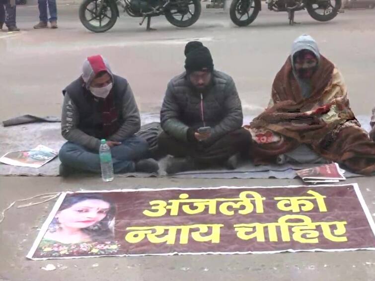 Delhi Kanjhawala case Anjali family not ready to end protest outside Sultanpuri police station before murder case registered Delhi Kanjhawala case: अंजलि के परिजन अब तक धरने पर बैठे, आरोपियों के खिलाफ हत्या का मामला दर्ज करने की मांग जारी