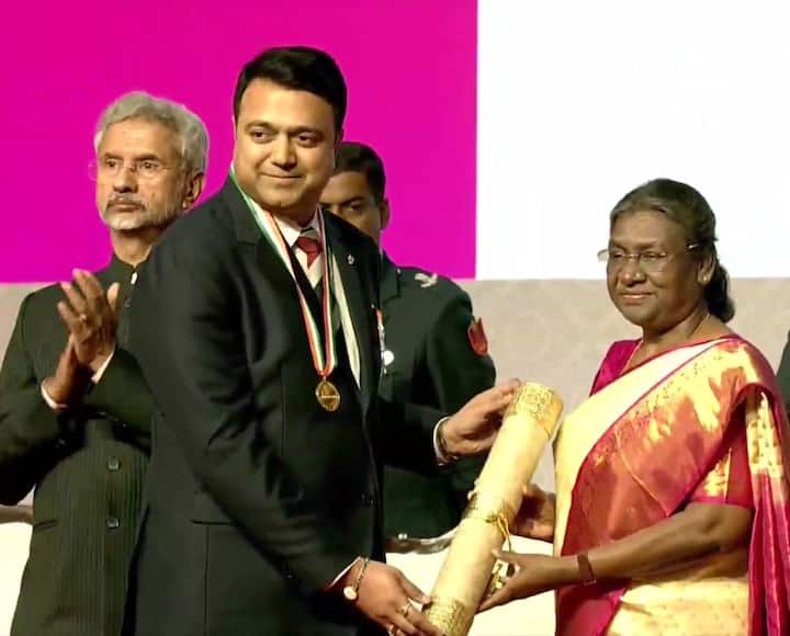 मुख्यमंत्री शिवराज सिंह चौहान ने कहा, 'मेरा मन भाव-विभोर है. तीन दिन तक आपका साथ रहा. सचमुच में इंदौर ने तैयारी वैसी की, जैसी बेटी की शादी के लिए करते हैं. बेटी की शादी जैसा इंदौर का स्वागत-सत्कार. जब बेटी की बिदाई होती है तो मन में तकलीफ भी होती है. तीन दिन आनंद, उत्सव और उमंग के थे. तीन दिन कैसे कट गए, पता ही नहीं चला. अब मन सोचकर भारी हो रहा है कि आप चले जाओगे. यहीं रह जाओ न. जो बात इस जगह है, वह कही भी नहीं.