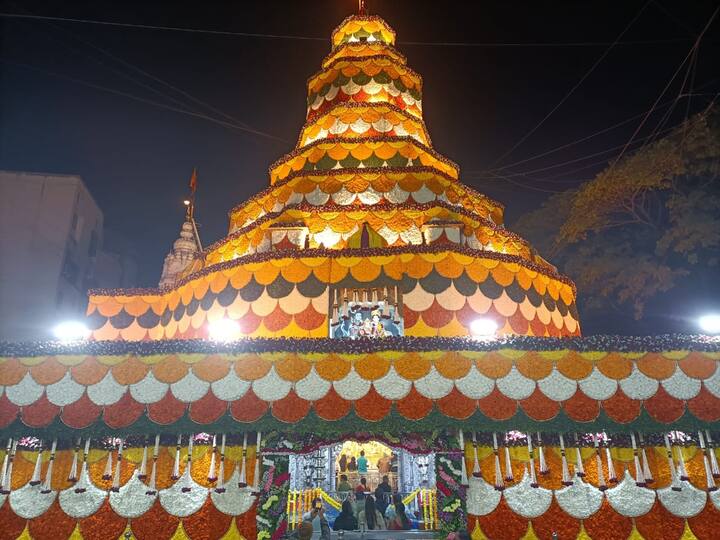 तसेच, अंगारकीनिमित्त मंदिराला आणि मंदिर परिसरात आकर्षक रोषणाईही करण्यात आली आहे.