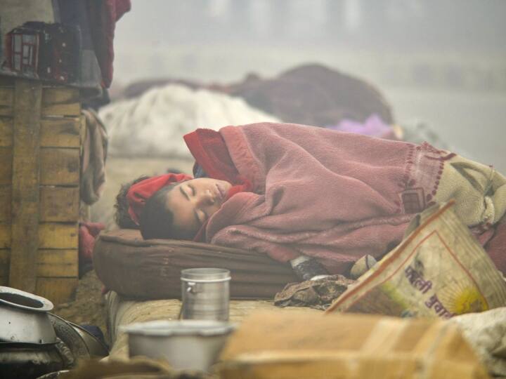 Delhi Weather Update fog in delhi delhi temperature delhi cold wave Delhi Weather Update: दिल्ली में आज कोहरे के लिए ऑरेंज अलर्ट, सांस लेना भी हुआ मुश्किल, 5 डिग्री तक जा सकता है तापमान