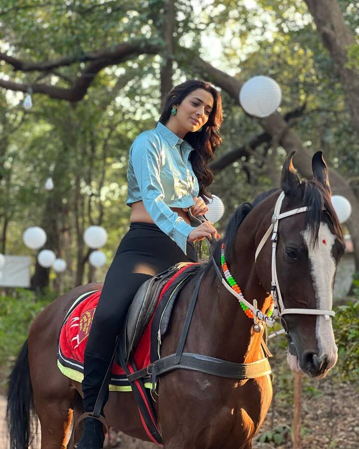 जिनपर उनके फैंस काफी प्यार बरसाते हैं और अक्सर उनकी तुलना मलाइका अरोड़ा से करते हुए नजर आते हैं.