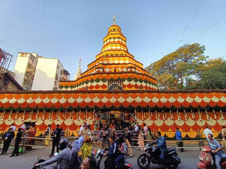 पुण्यातील श्रीमंत दगडूशेठ गणपतीच्या दर्शनासाठी भाविकांनी पहाटेपासूनच गर्दी केल्याचं पाहायला मिळालं.