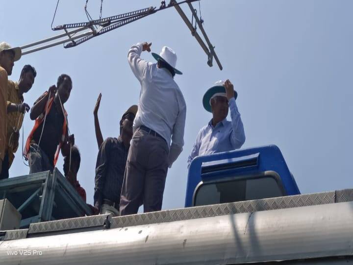 மதுரை: புதிய மின்மய இரட்டைப் பாதையில் ரயில்வே அதிகாரிகள் ஆய்வு