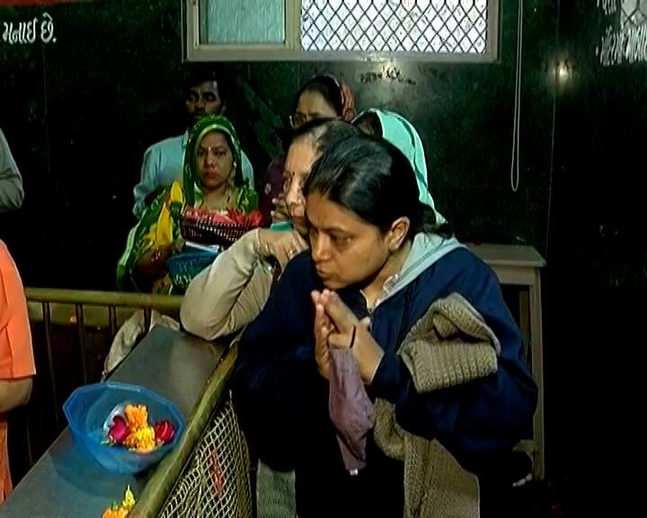 ગણેશજીને પ્રિય એવા મોદક અને લાલ જાસૂદ, ગોળ તથા ધરોના પૂજાપા સાથે ભક્તો સિદ્ધિવિનાયકની પૂજા અર્ચના કરે છે.