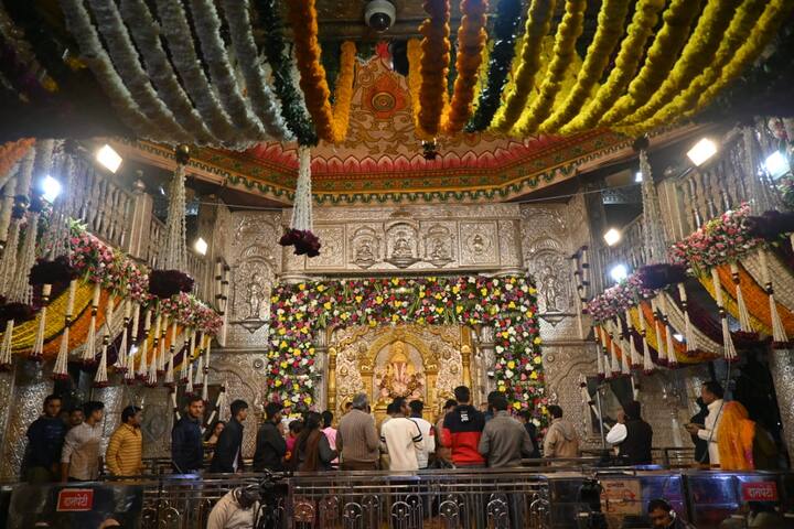 पहाटे पंडित जितेंद्र अभ्यंकर आणि सहकाऱ्यांनी गायन सेवा बापाच्या चरणी सादर केली, भाग्यश्री अभ्यंकर तनवी अभ्यंकर यांनी गायन केलं.