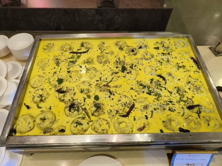 Indore Delicacies: इंदौर में 17वें प्रवासी भारतीय सम्मेलन में दूसरे दिन पीएम मोदी ने सम्मेलन को संबोधित किया. इस दौरान उन्होंने अलग अंदाज में यहां के पकवानों की तारीफ की थी.