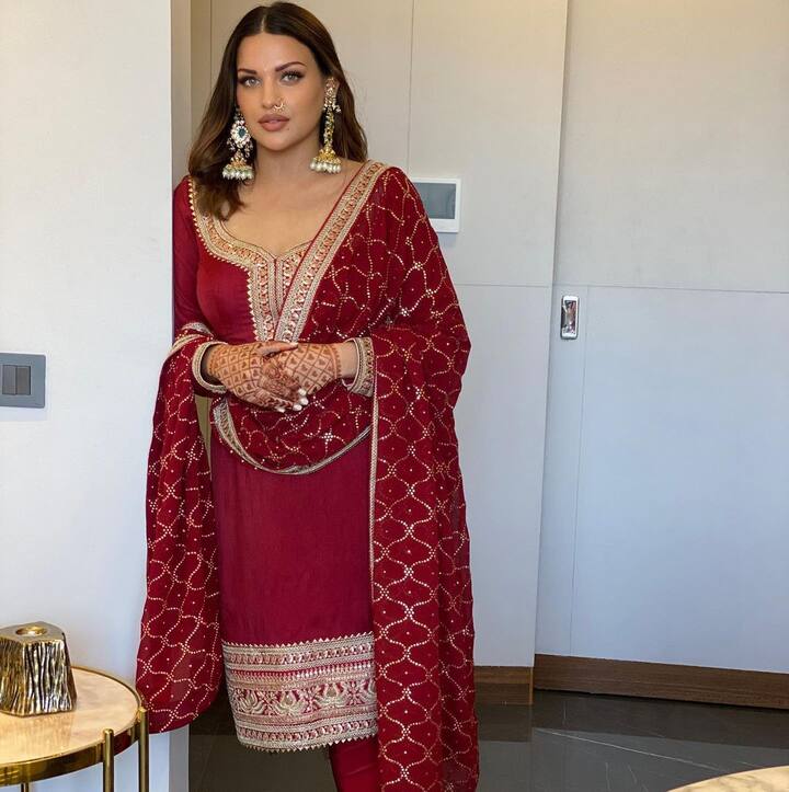 अगर आप लोहड़ी के मौके पर क्लासी और रॉयल लुक चाहती हैं. तो हिमांशी खुराना का ये लुक आपके लिए बेस्ट है. जिसमें आप बेहद खूबसूरत लगेंगी.