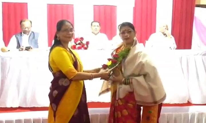 कार्यक्रमाच्या प्रारंभी मान्यवरांच्या शुभहस्ते पतसंस्थेचे संस्थापक कै बीपीनचंद्र ठक्कर यांच्या कुटुंबियांसह ,संस्थेचे आजीमाजी संचालक , कर्मचारी यांचा मान्यवरांच्या शुभहस्ते सन्मान करण्यात आला