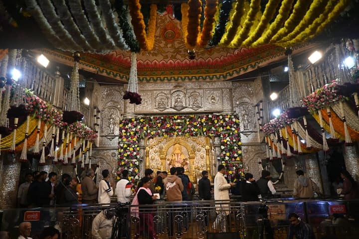 मंदिराबाहेर भविकांची लांबच लांब रांग लागली आहे.