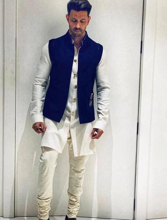 कोई त्योहार हो, शादी हो या ट्रेडिशनल इवेंट, ऋतिक रोशन का यह इंडो-वेस्टर्न कुर्ता सेट आपके एथनिक स्टाइल फाइल को क्रिएटिव ट्विस्ट दे सकता है. (इंस्टाग्राम/hrithikroshan)